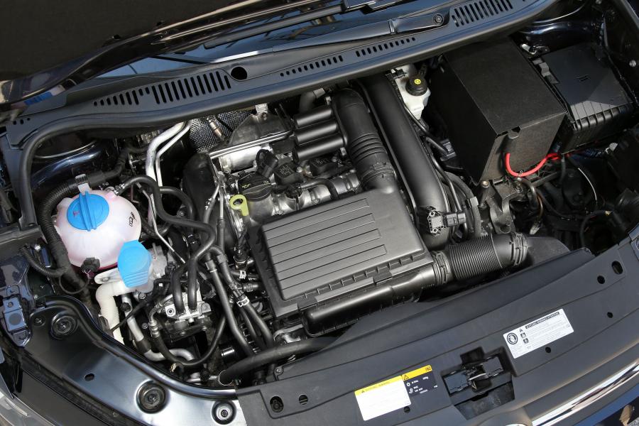 Моторный отсек Volkswagen Caddy Trendline BlueMotion 2015 года  (фото 22 из 23)